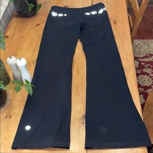 Lululemon-Groove Pant- Black- Reflective Floral- Sz 10- 35.5” Inseam- Reversible